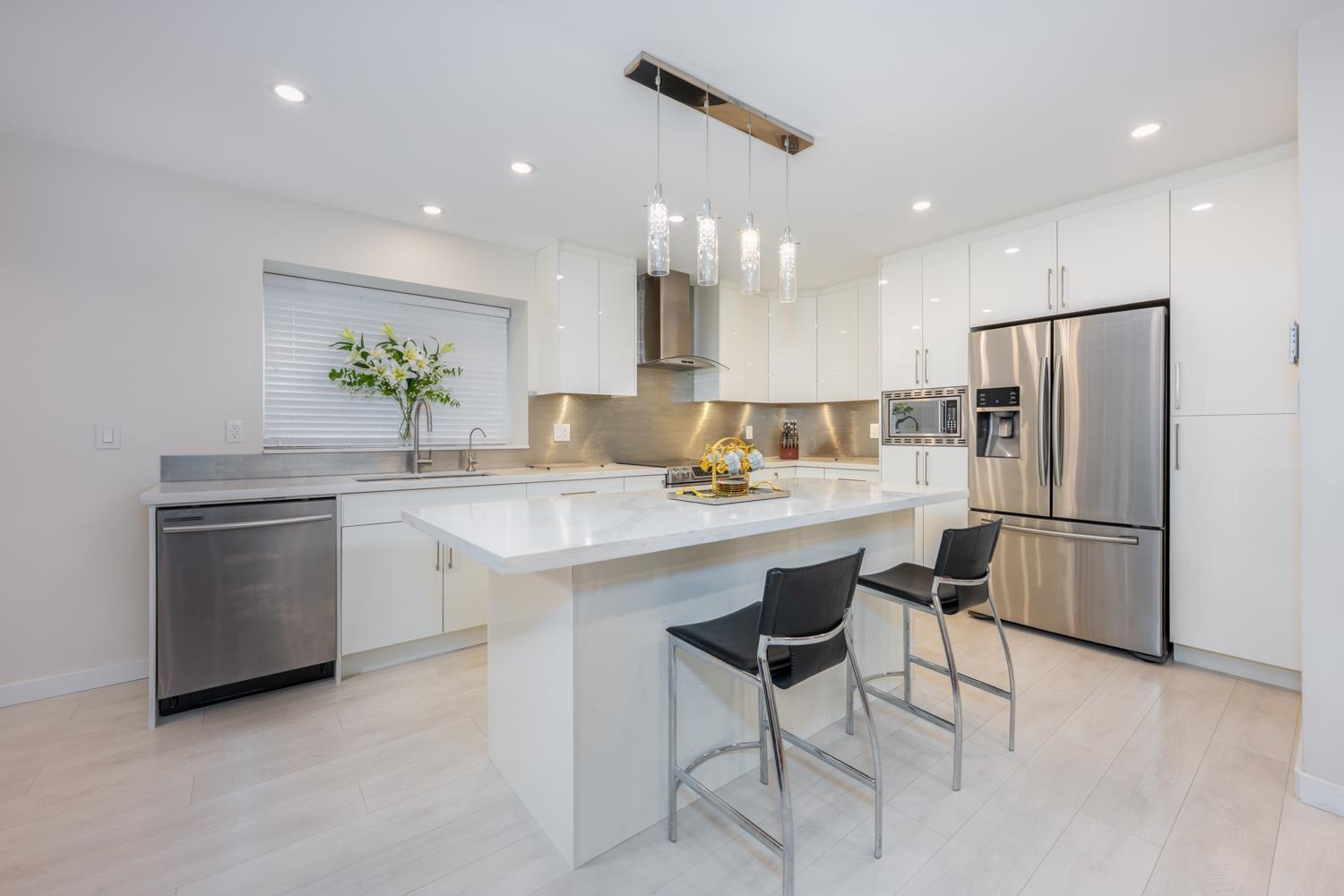 15759 101 Avenue, Surrey, British Columbia  V4N 2S5 - Photo 3 - R3085854