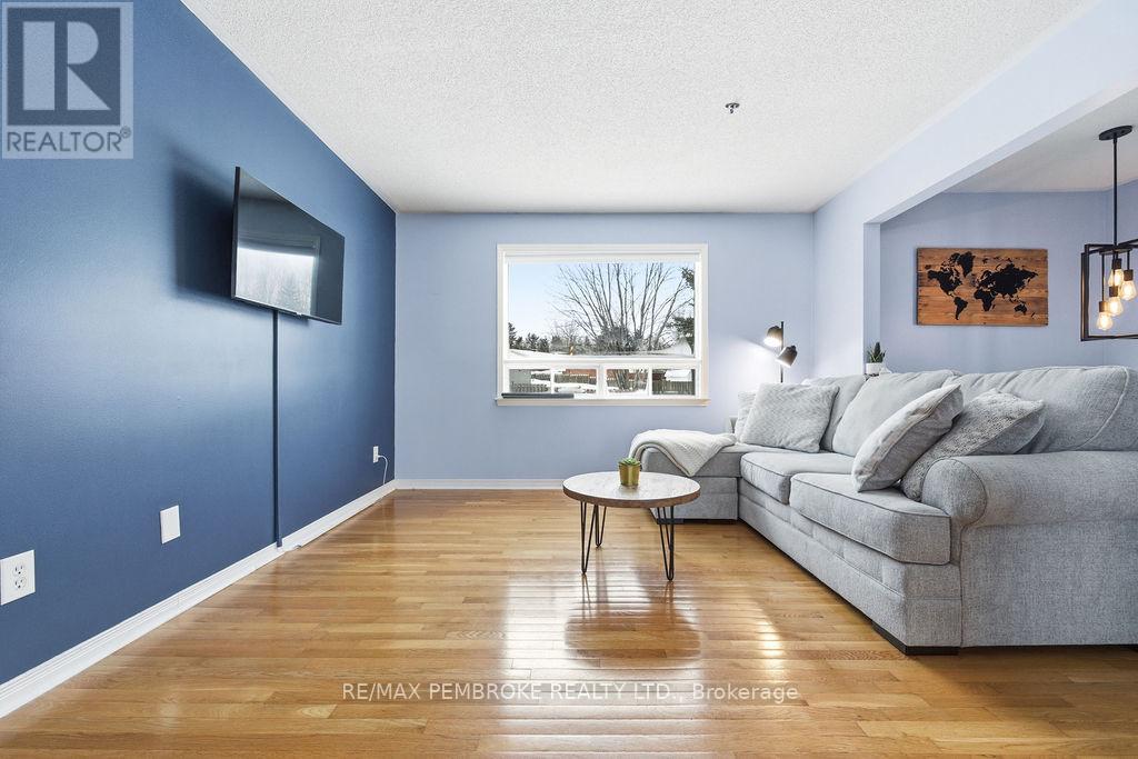 22 James Street, Petawawa, Ontario  K8H 3B5 - Photo 6 - X12782016