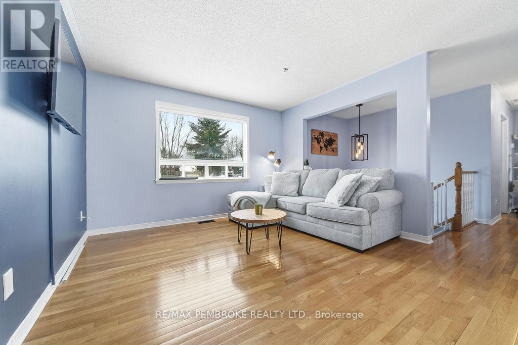 22 James Street, Petawawa, Ontario  K8H 3B5 - Photo 7 - X12782016