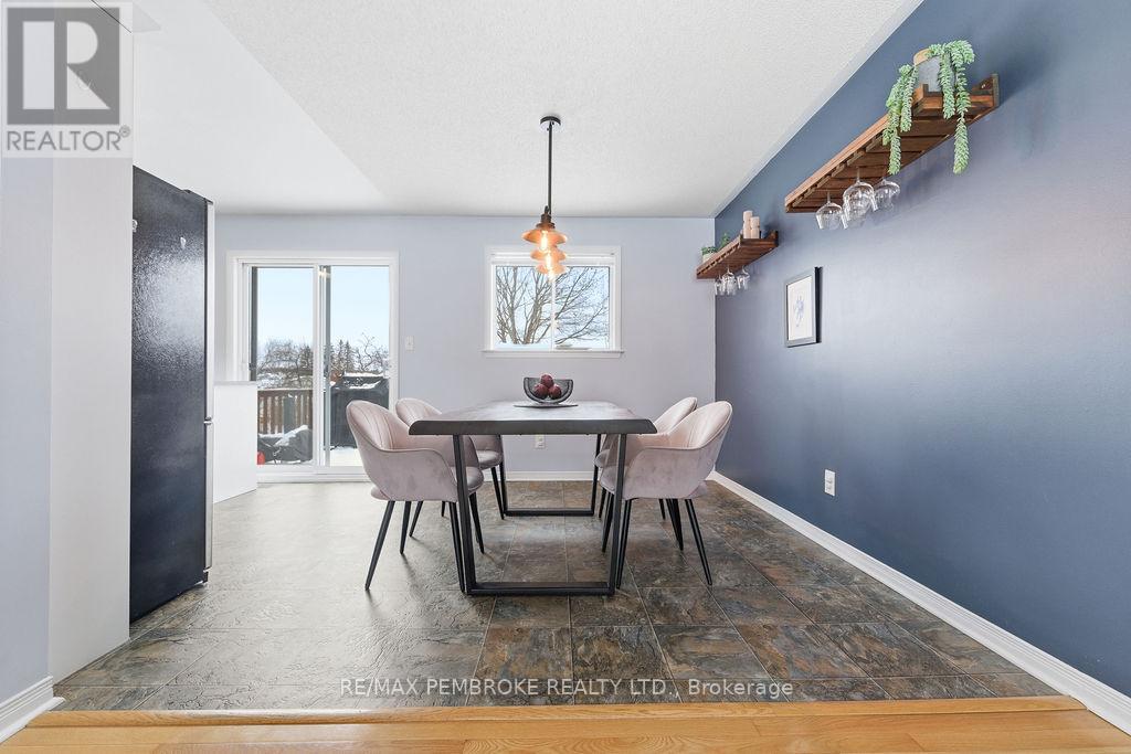 22 James Street, Petawawa, Ontario  K8H 3B5 - Photo 8 - X12782016