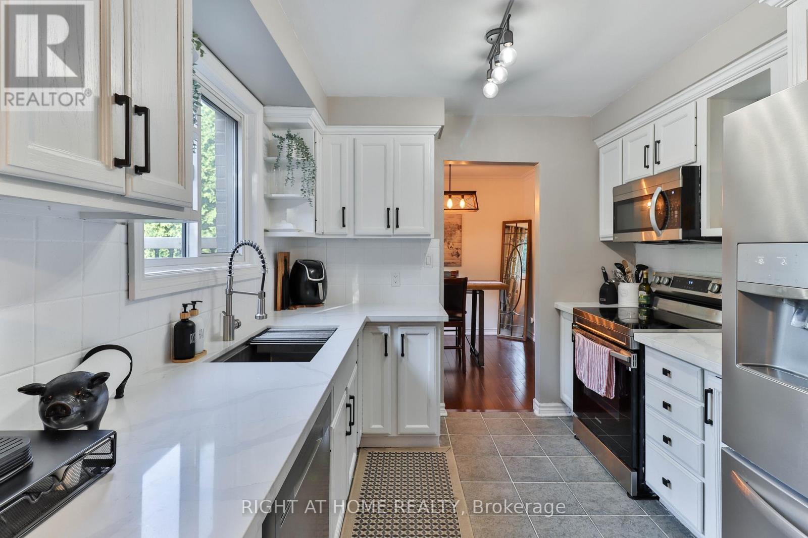 819 Srigley Street, Newmarket, Ontario  L3Y 1X9 - Photo 9 - N12782012