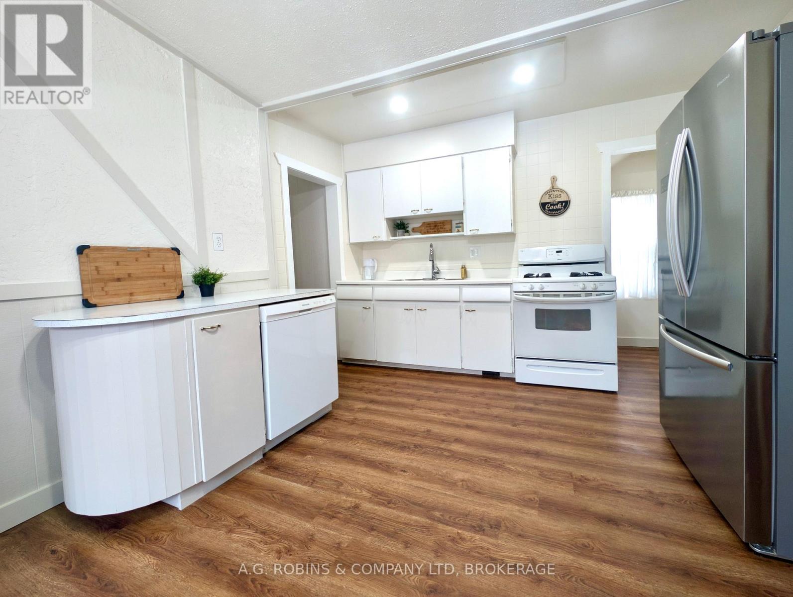 52 Charles Street, Port Colborne, Ontario  L3K 3R4 - Photo 2 - X12782036