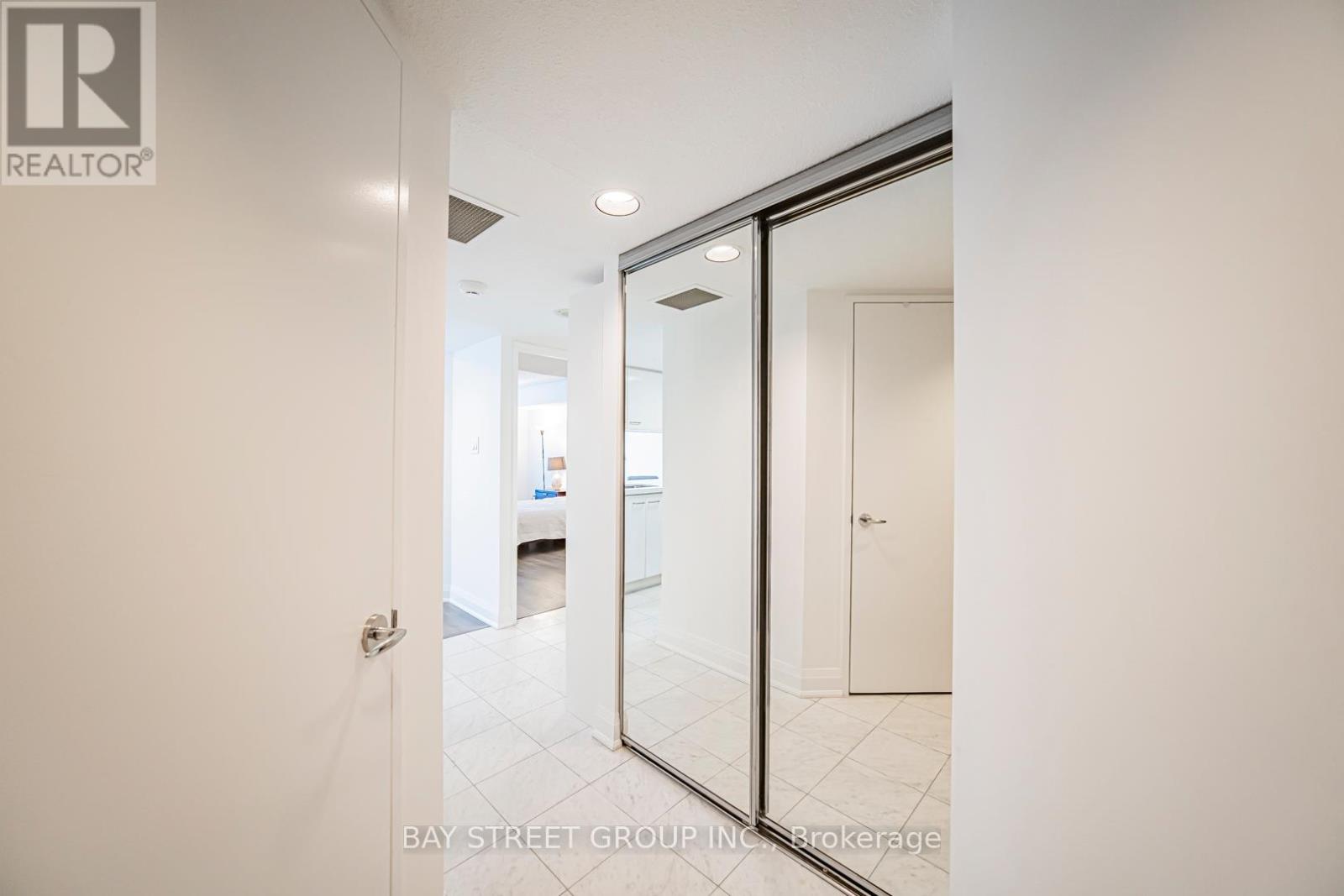 1006 - 38 Elm Street, Toronto, Ontario  M5G 2K5 - Photo 19 - C12776456