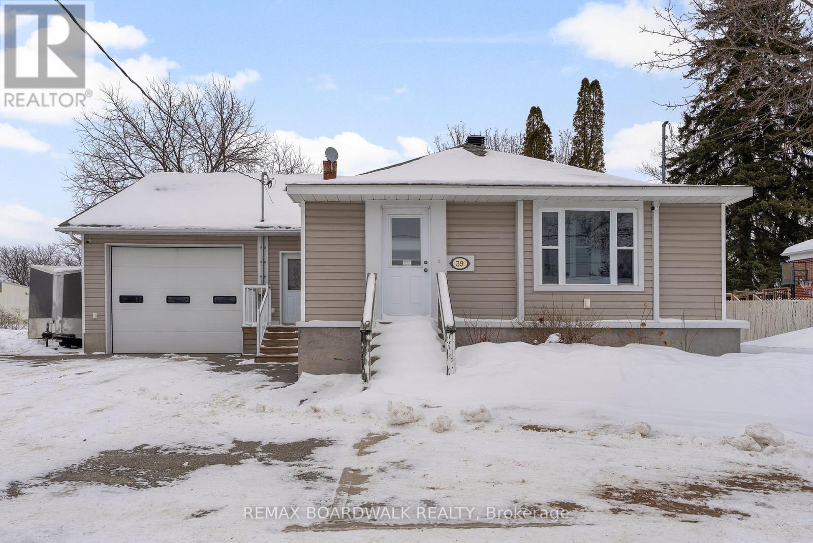 39 Condie Street, Smiths Falls, Ontario  K7A 2T3 - Photo 1 - X12782158