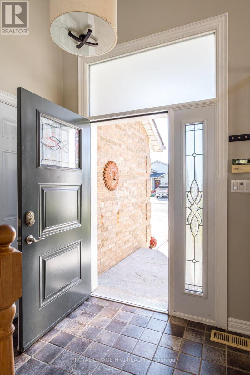 8071 Costabile Drive, Niagara Falls, Ontario  L2H 3H4 - Photo 3 - X12782148