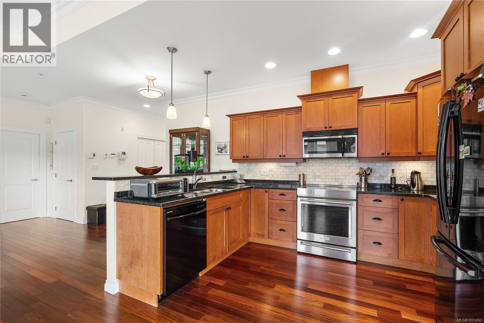 303 9942 Third St, Sidney, British Columbia V8L 3B2 - Photo 13 - 1021456