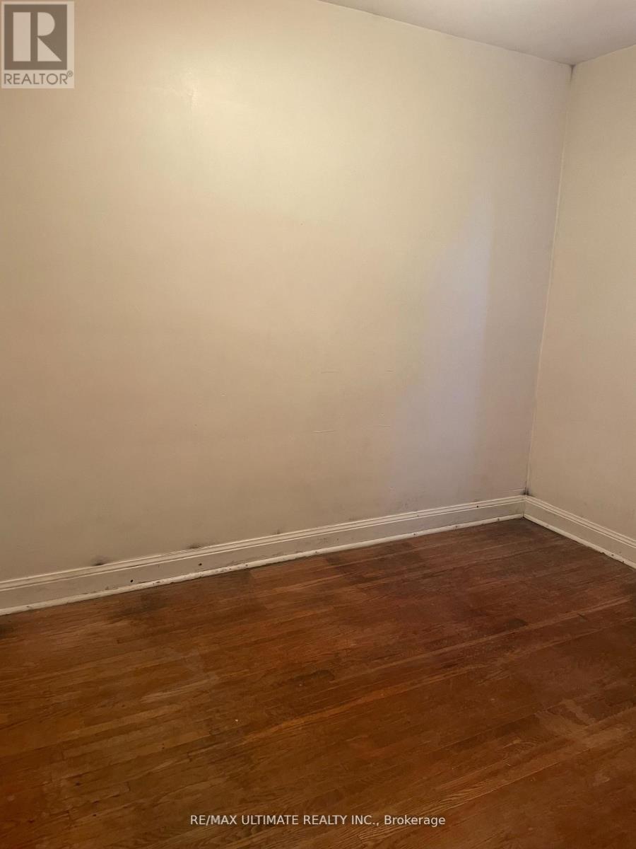 11 Flamingo Crescent, Toronto, Ontario  M6M 4E9 - Photo 12 - W12782194