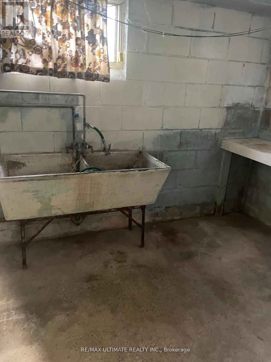 11 Flamingo Crescent, Toronto, Ontario  M6M 4E9 - Photo 17 - W12782194