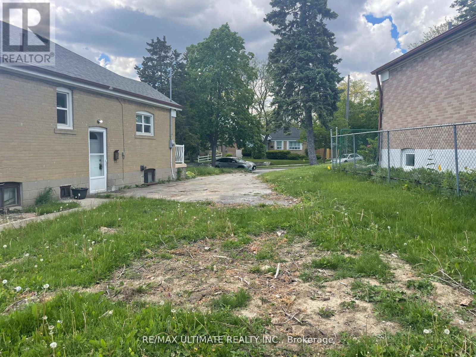 11 Flamingo Crescent, Toronto, Ontario  M6M 4E9 - Photo 4 - W12782194