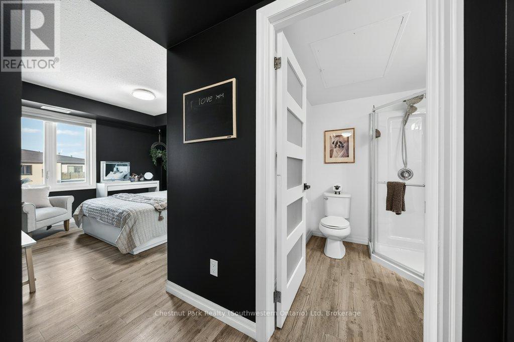 401 - 108 Summit Ridge Drive, Guelph (Grange Road), Ontario  N1G 2E3 - Photo 4 - X12782250