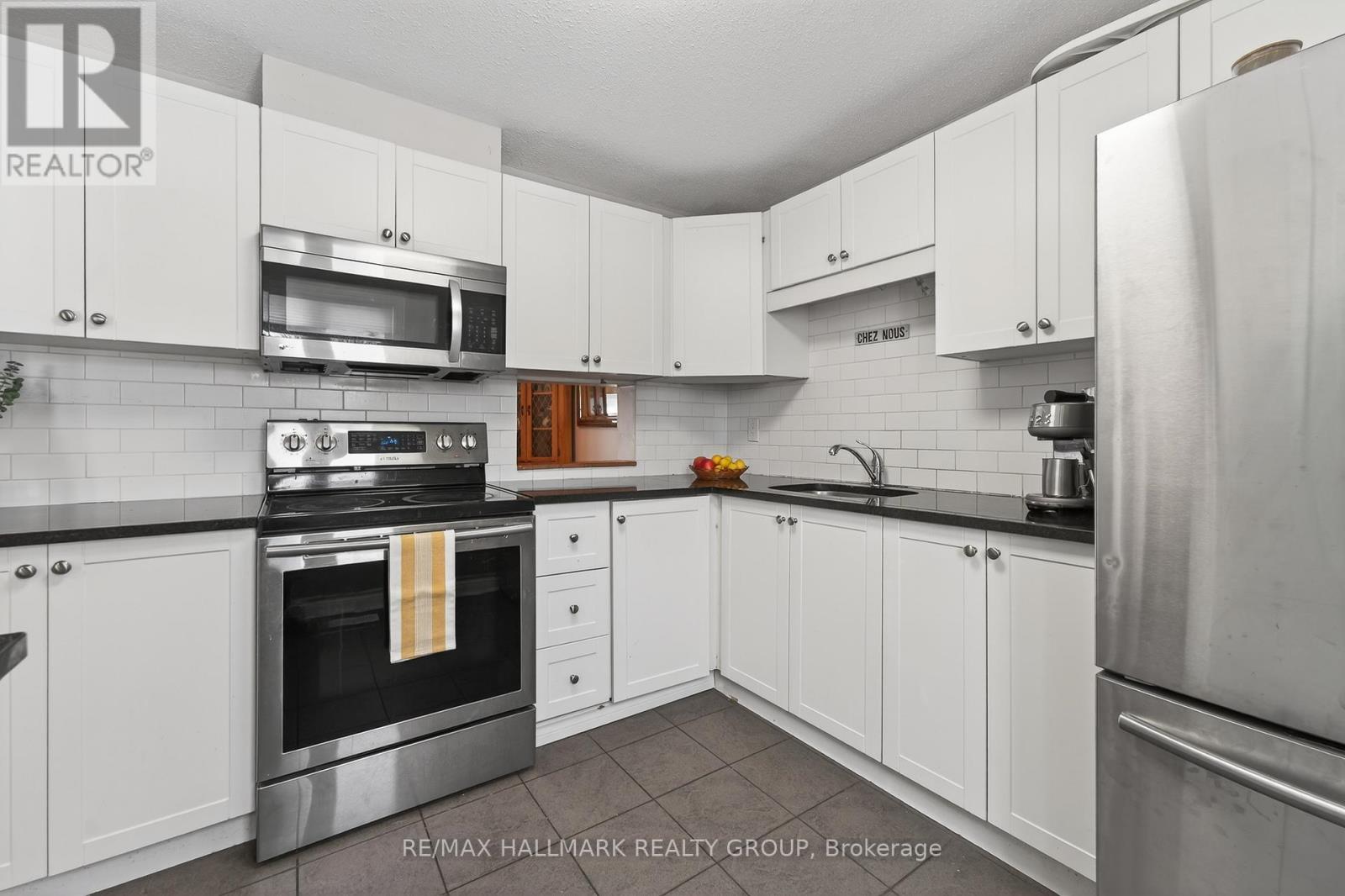 1126 Grenoble Crescent, Ottawa, Ontario  K1C 2C6 - Photo 3 - X12782350