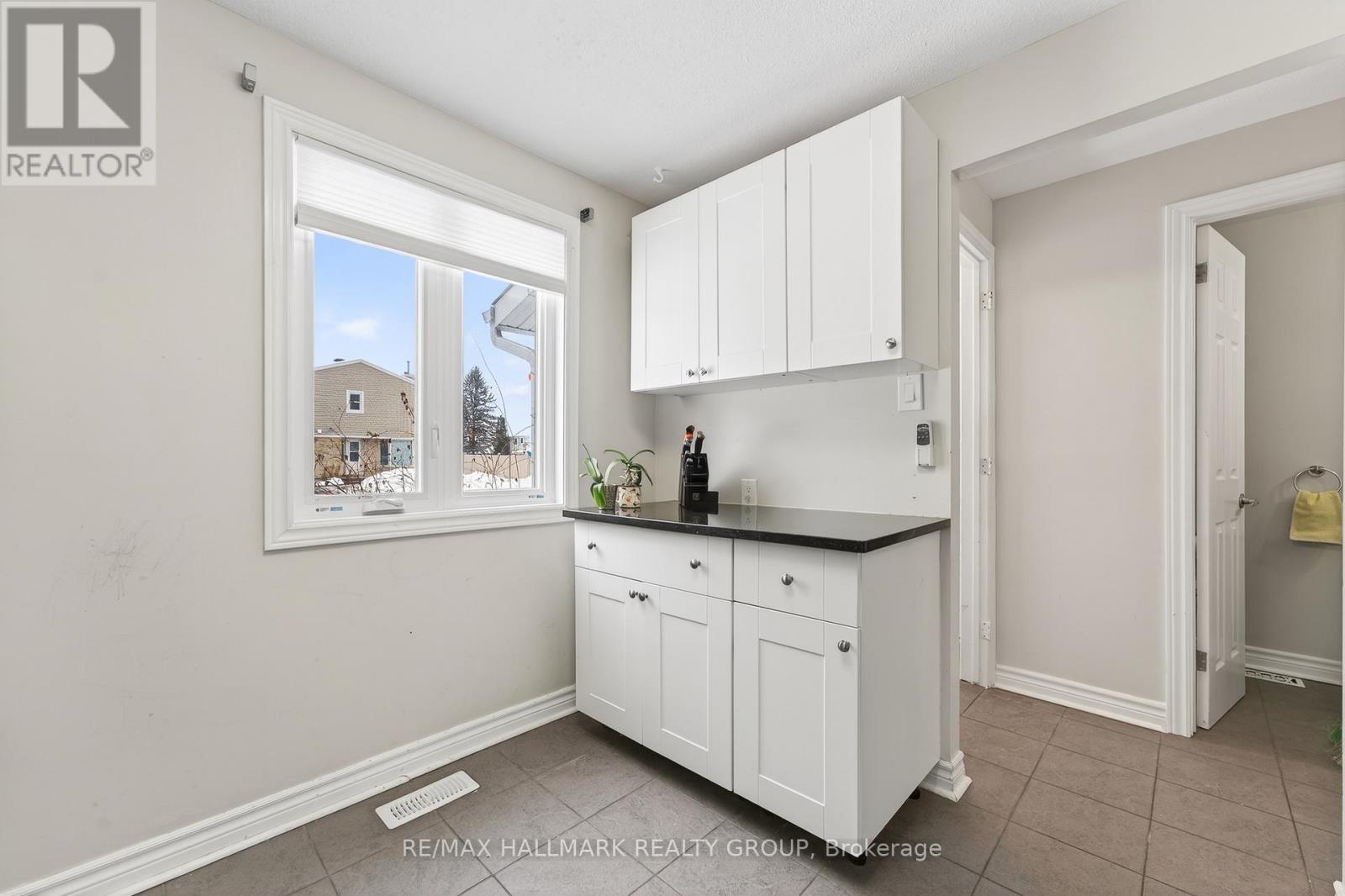 1126 Grenoble Crescent, Ottawa, Ontario  K1C 2C6 - Photo 4 - X12782350