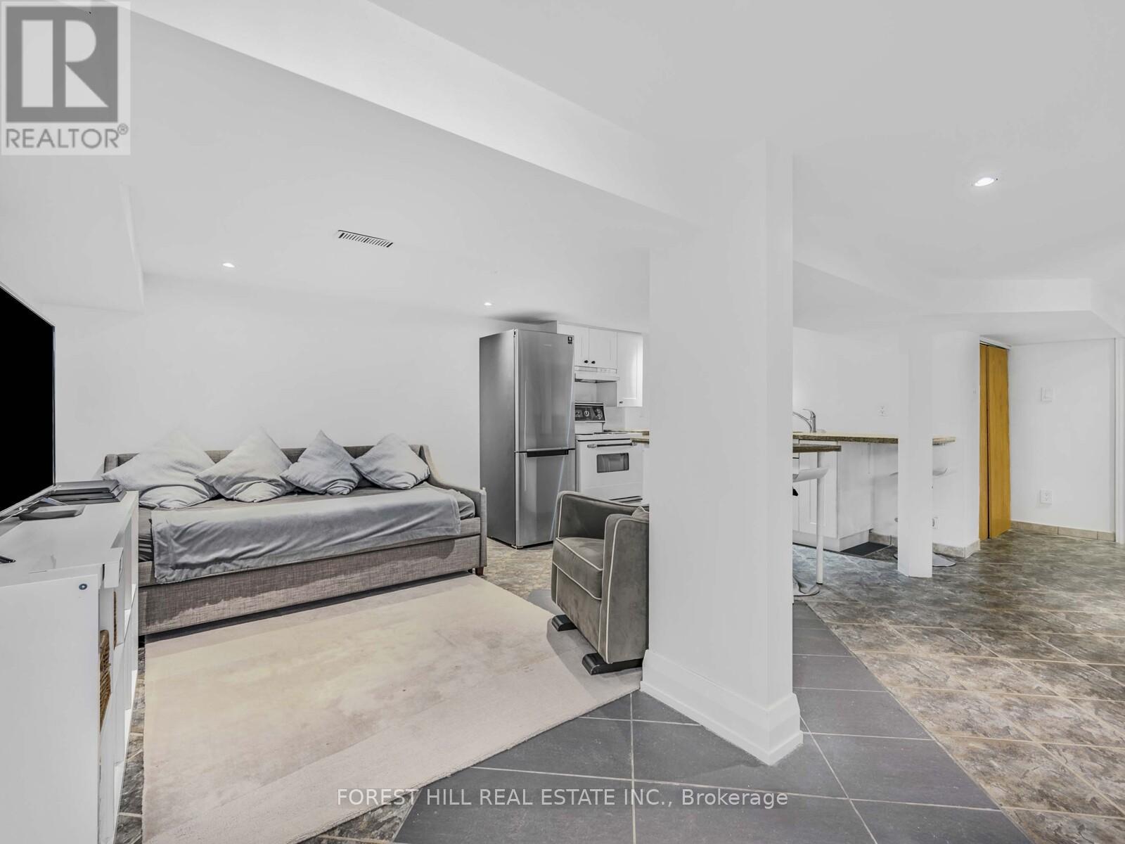 183 WYCHWOOD AVENUE Toronto (Humewood-Cedarvale), ON M6C 2T4