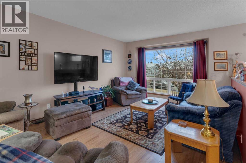 38 West Mcdougal Road, Cochrane, Alberta  T4C 1M4 - Photo 2 - A2285506