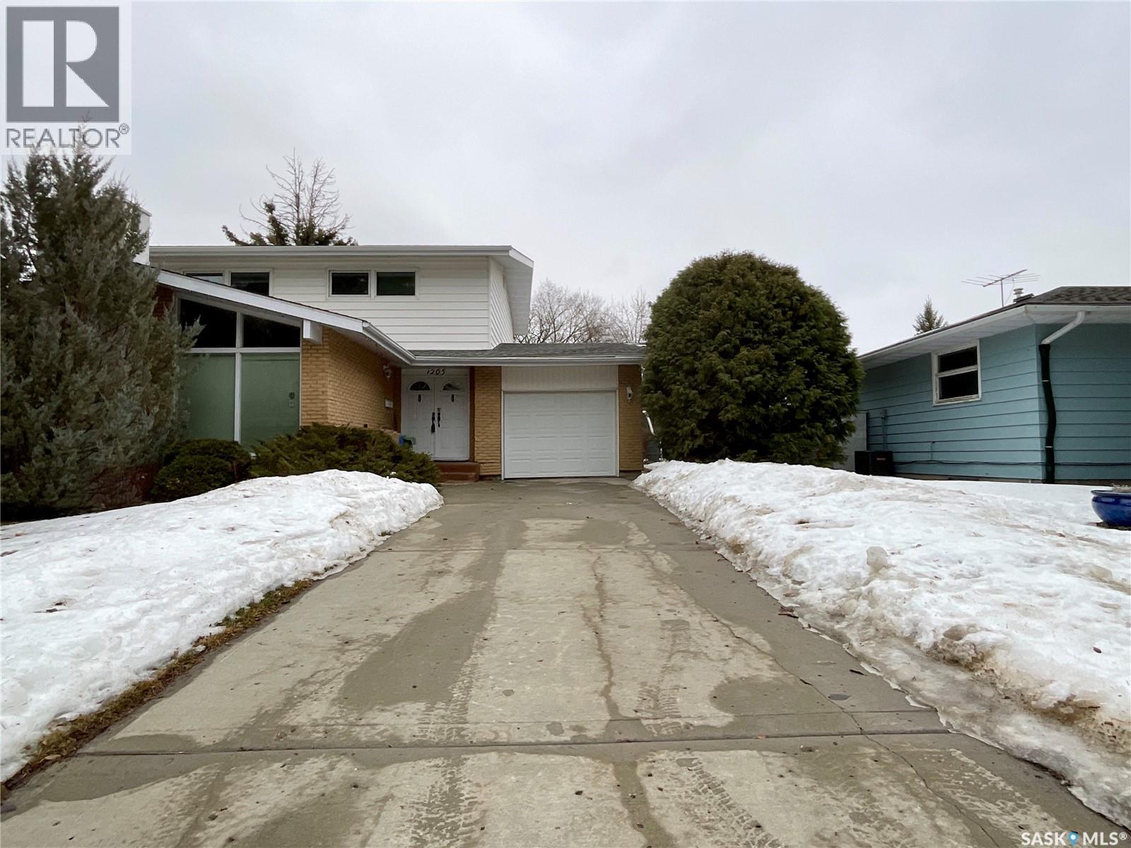 1205 Shannon Road, Regina, Saskatchewan  S4S 5K9 - Photo 2 - SK028361