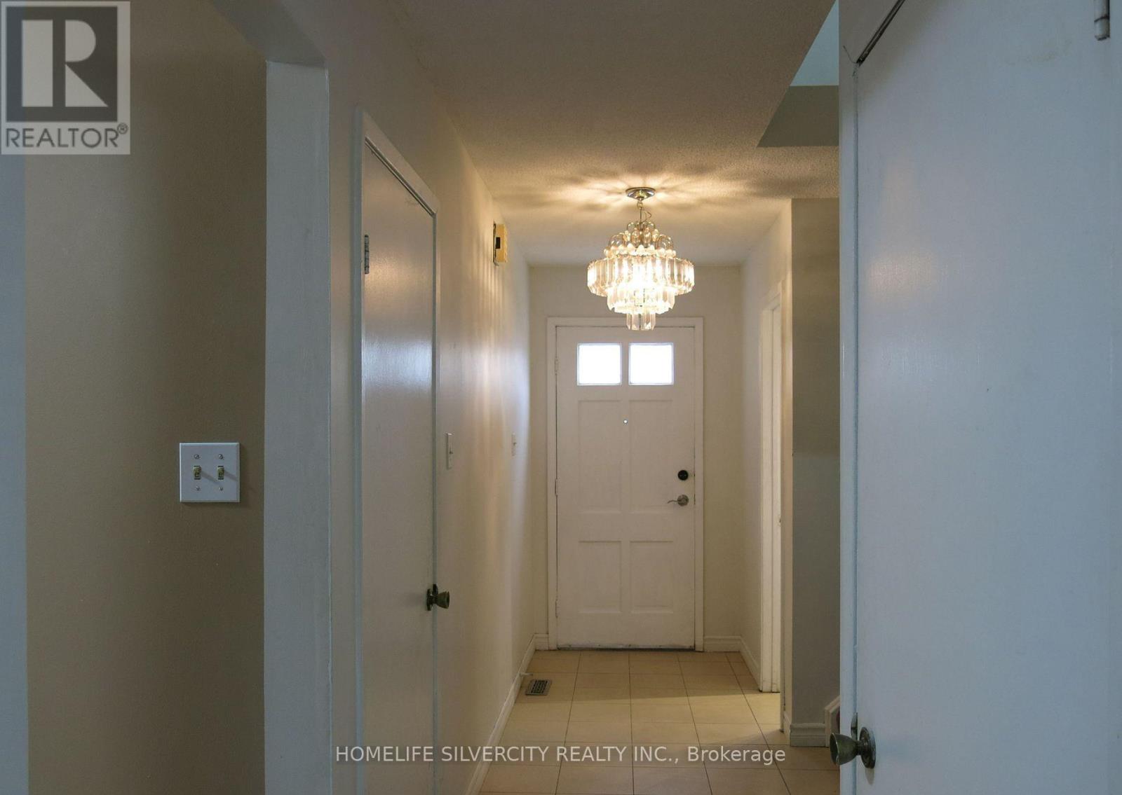 18 Pickard Lane, Brampton (Fletcher's West), Ontario  L6Y 2M5 - Photo 2 - W12782334