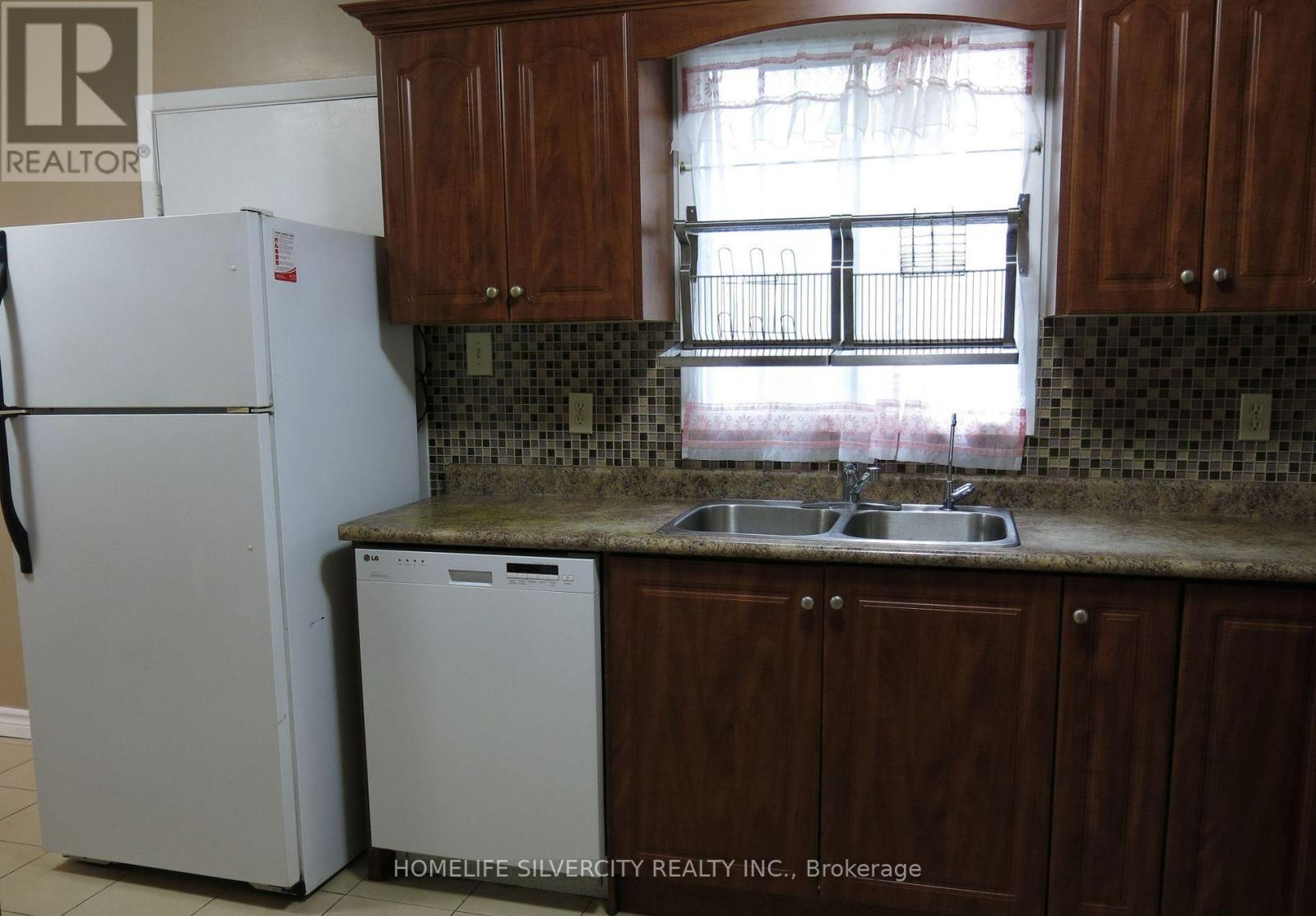 18 Pickard Lane, Brampton (Fletcher's West), Ontario  L6Y 2M5 - Photo 7 - W12782334