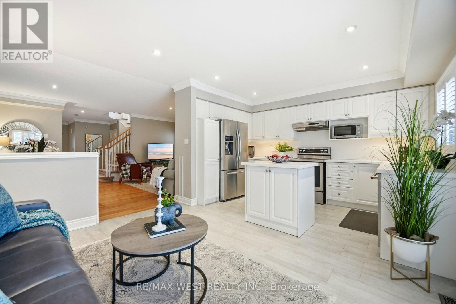 2095 Westmount Drive, Oakville, Ontario  L6M 3P3 - Photo 14 - W12782360