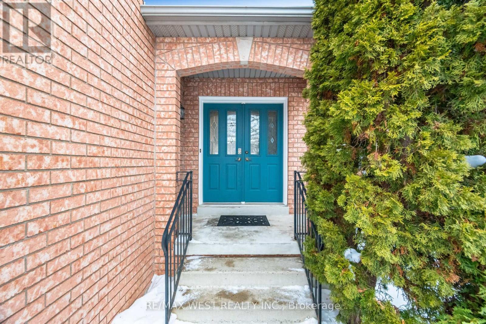 2095 Westmount Drive, Oakville, Ontario  L6M 3P3 - Photo 2 - W12782360