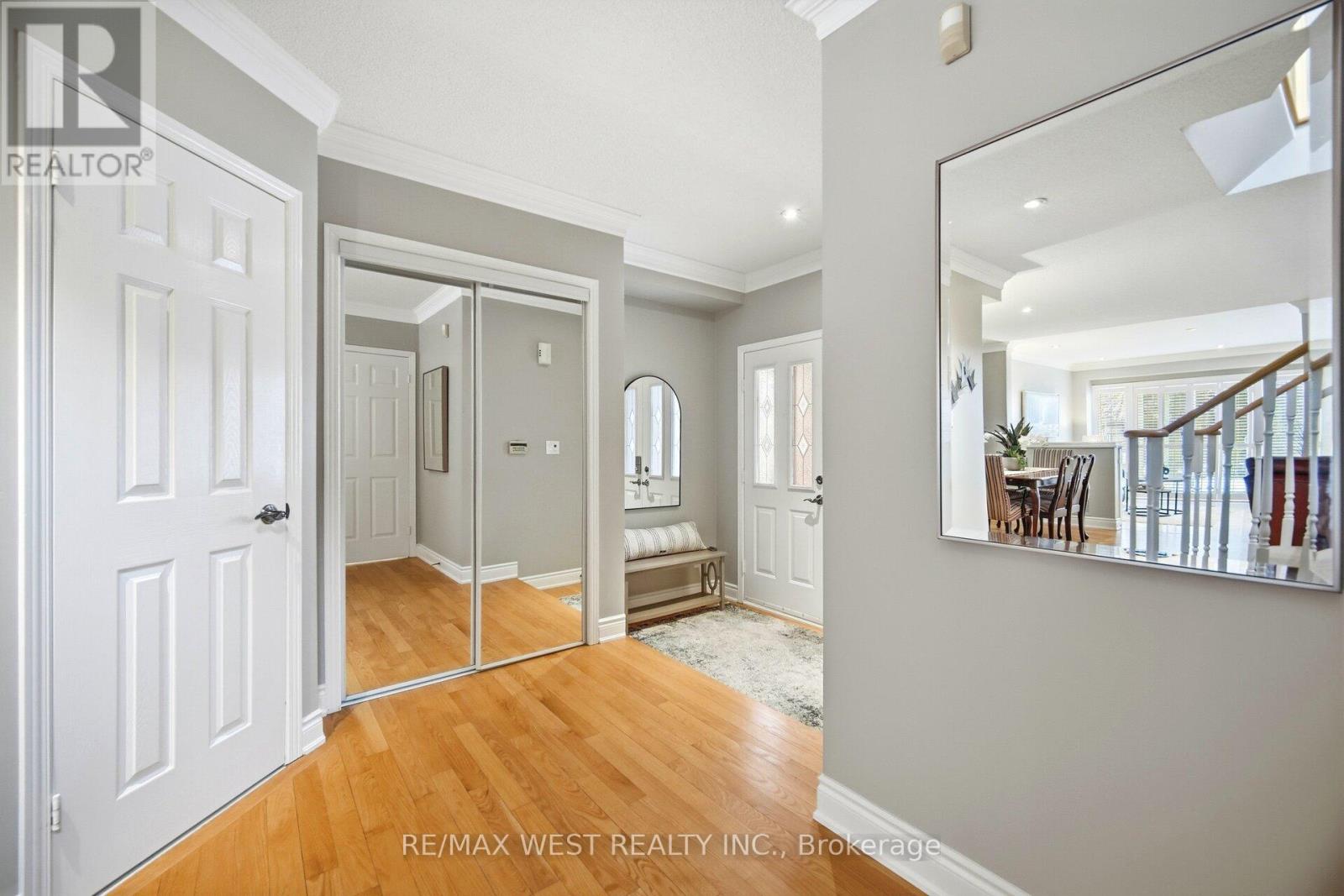 2095 Westmount Drive, Oakville, Ontario  L6M 3P3 - Photo 5 - W12782360