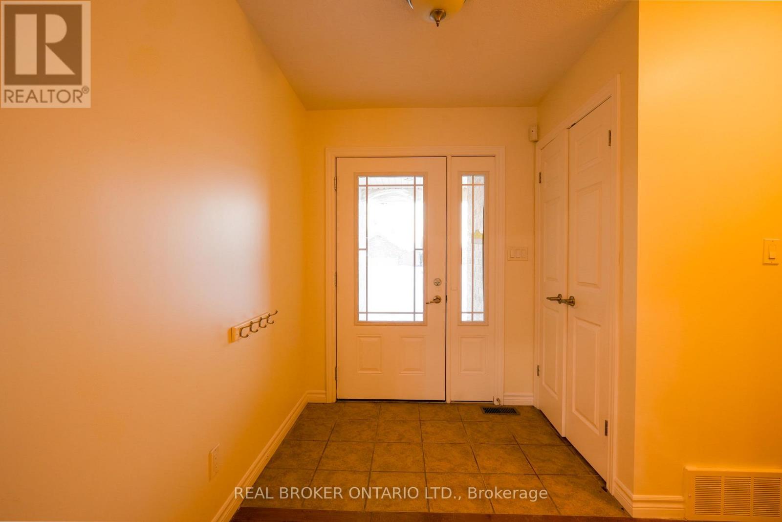 401 Carling Terrace, North Huron, Ontario  N0G 2W0 - Photo 3 - X12782258