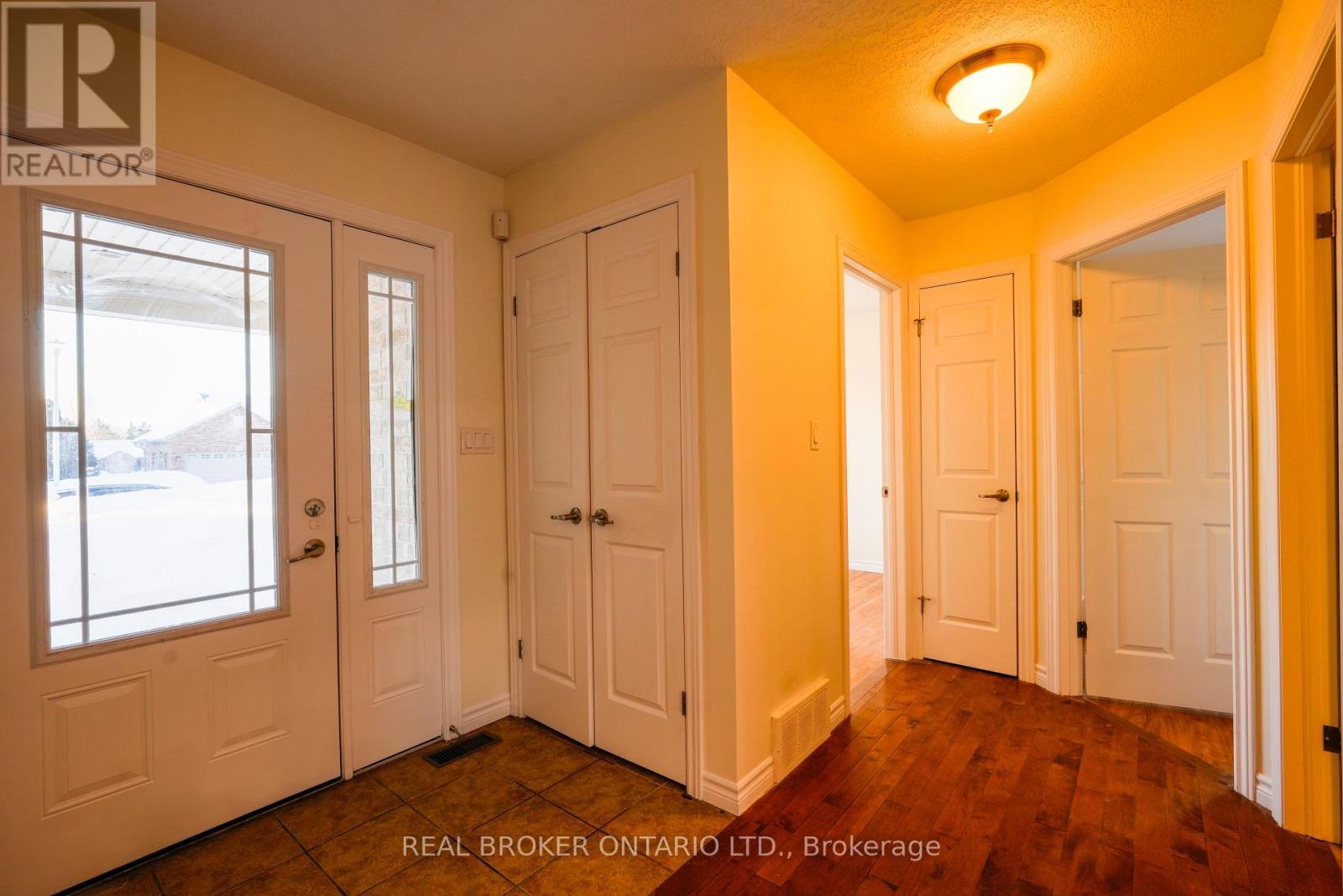 401 Carling Terrace, North Huron, Ontario  N0G 2W0 - Photo 4 - X12782258