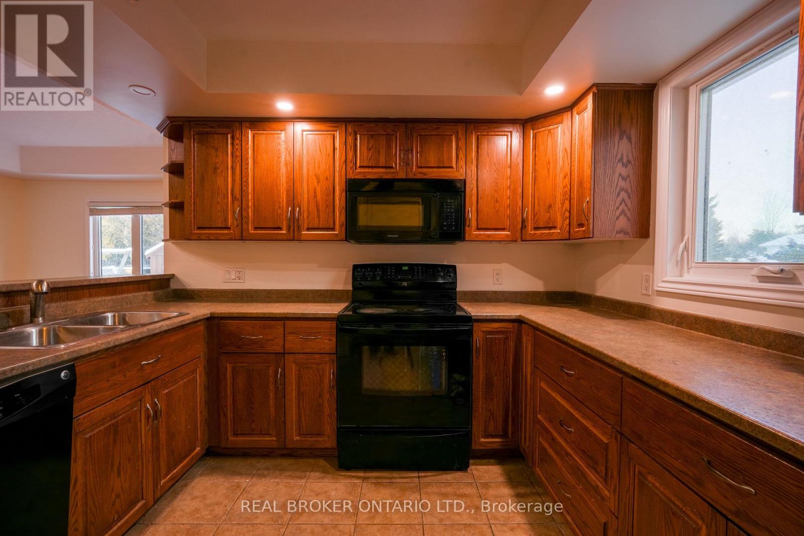 401 Carling Terrace, North Huron, Ontario  N0G 2W0 - Photo 9 - X12782258