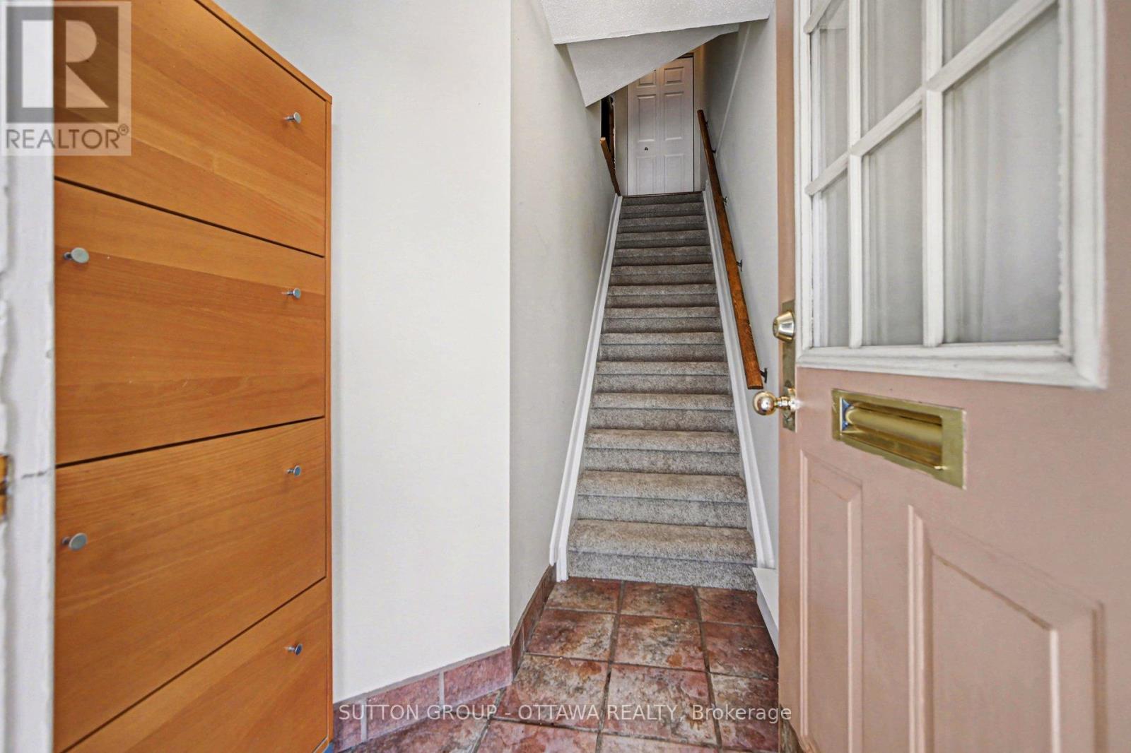 207 Mart Circle, Ottawa, Ontario  K1K 4K2 - Photo 3 - X12782652