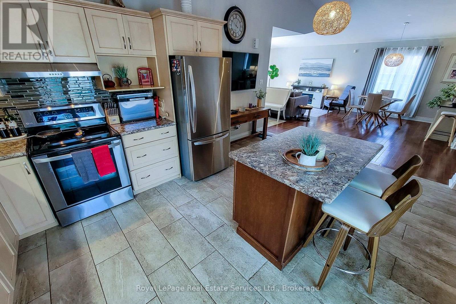 8111 Woodsview Crescent, Niagara Falls, Ontario  L2H 3G3 - Photo 12 - X12782556