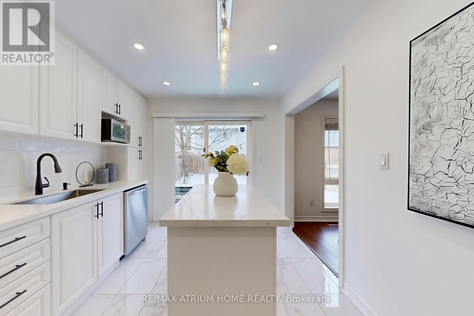 24 Castle Green Drive, Whitby, Ontario  L1R 2P9 - Photo 11 - E12782086