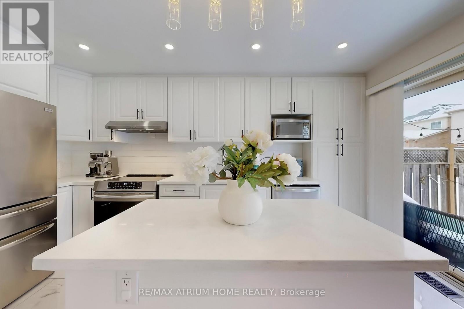 24 Castle Green Drive, Whitby, Ontario  L1R 2P9 - Photo 9 - E12782086