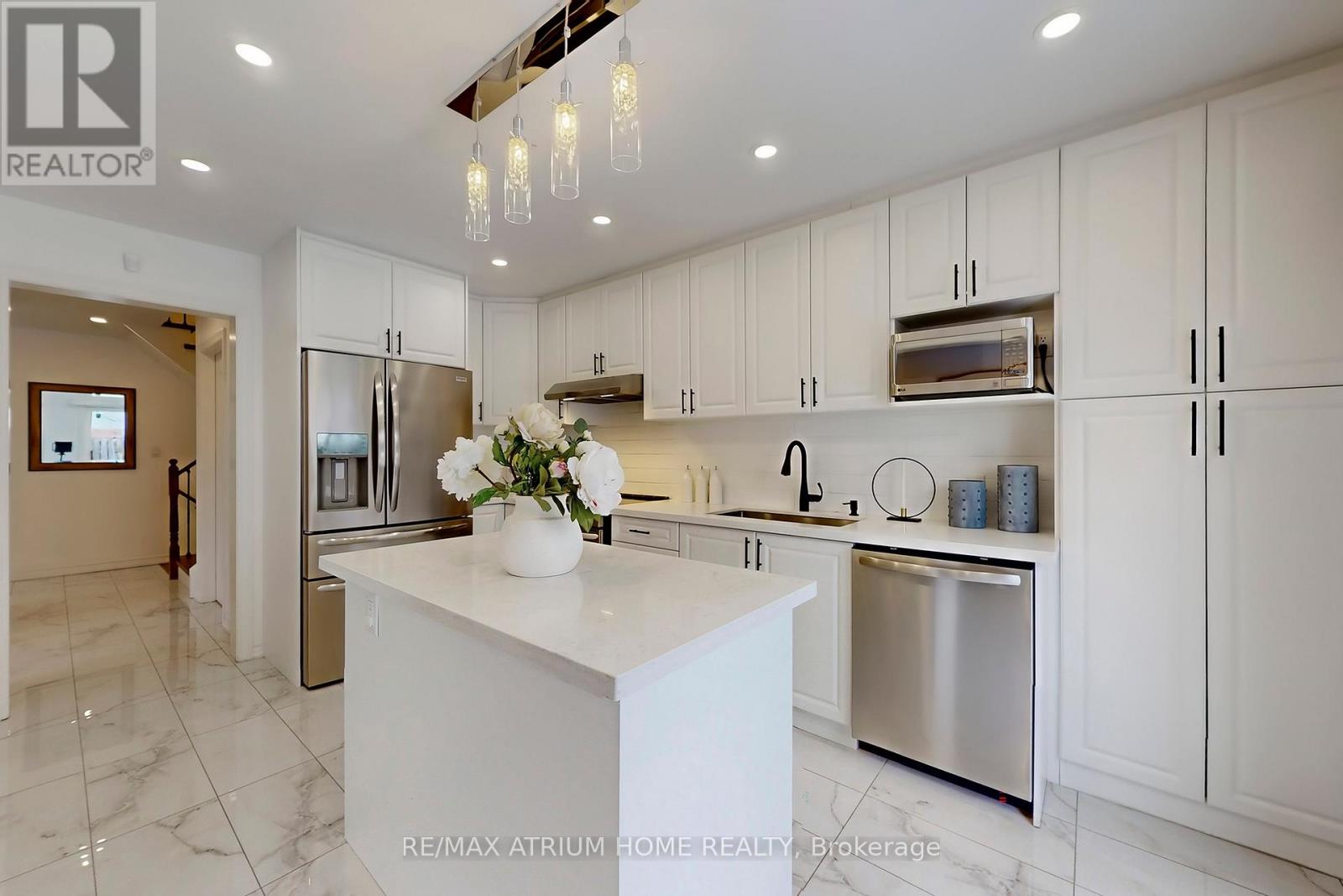 24 Castle Green Drive, Whitby, Ontario  L1R 2P9 - Photo 8 - E12782086