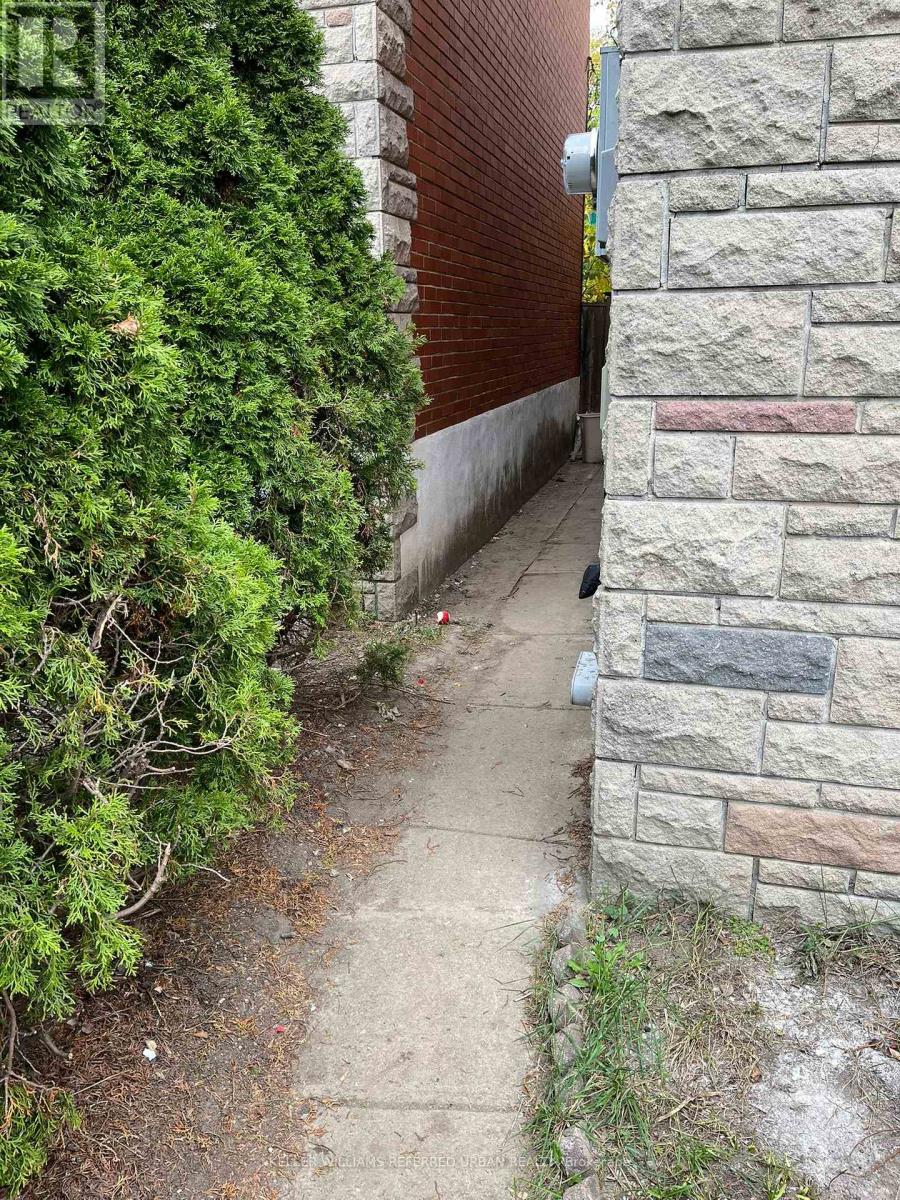 2 - 98 Frontenac Avenue, Toronto, Ontario  M5N 1Z9 - Photo 2 - C12782502