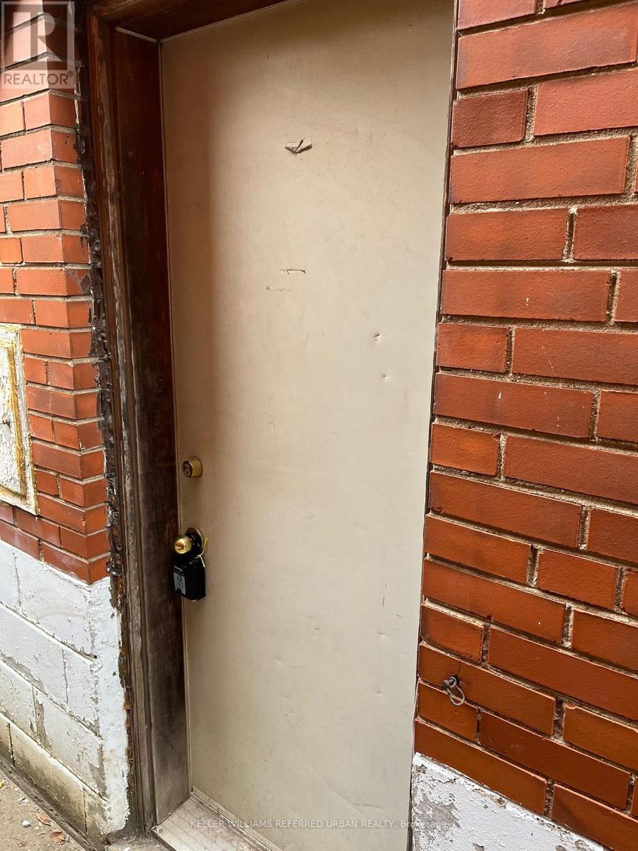 2 - 98 Frontenac Avenue, Toronto, Ontario  M5N 1Z9 - Photo 4 - C12782502