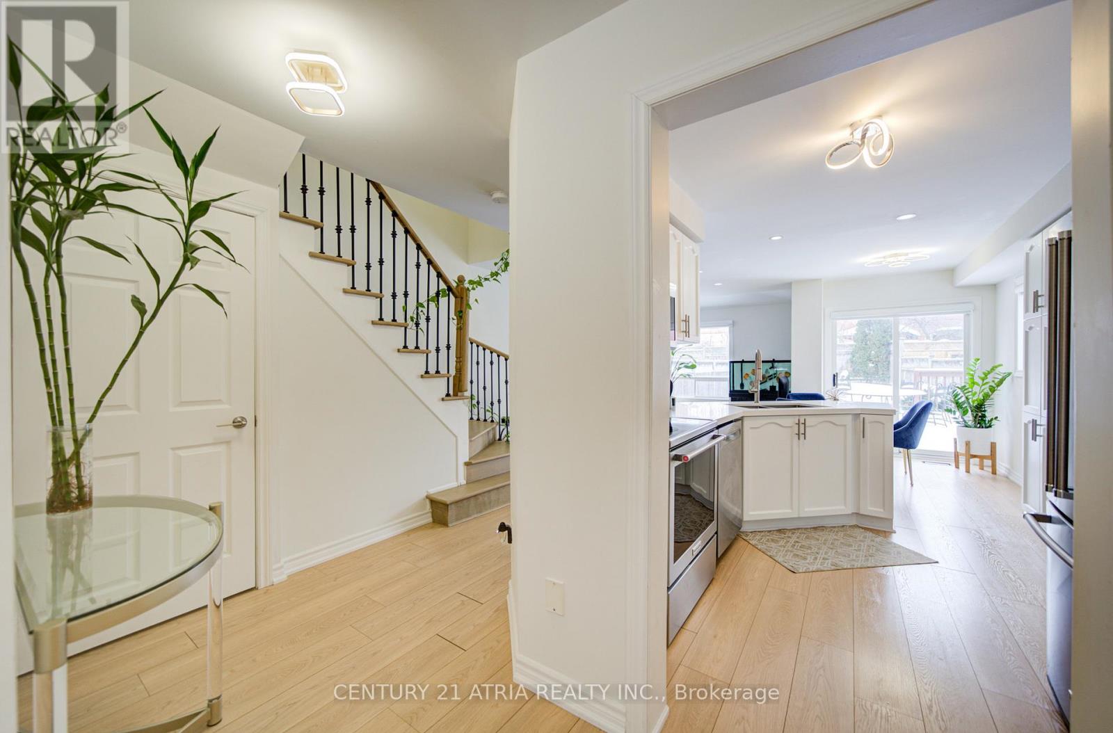 102 Woodroof Crescent, Aurora, Ontario  L4G 7H3 - Photo 9 - N12782414