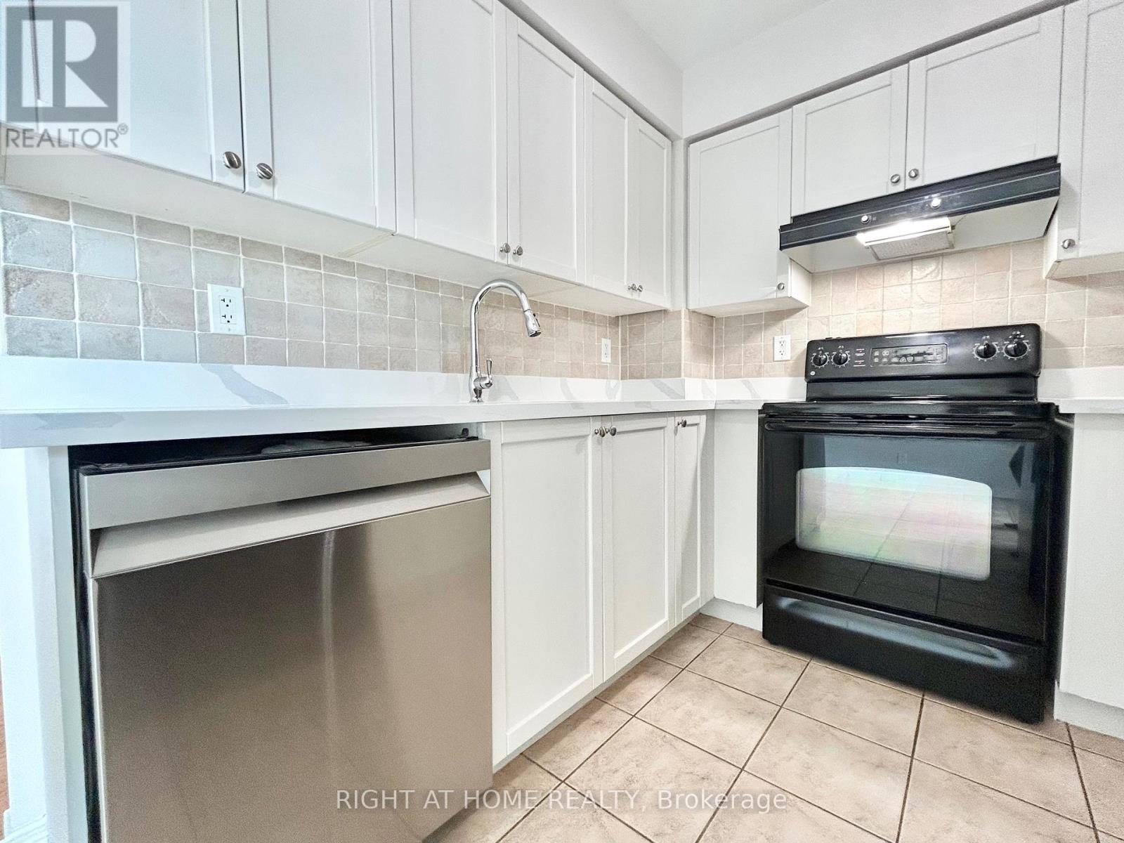 310 - 11 Oneida Crescent, Richmond Hill, Ontario  L4B 0A1 - Photo 12 - N12782560