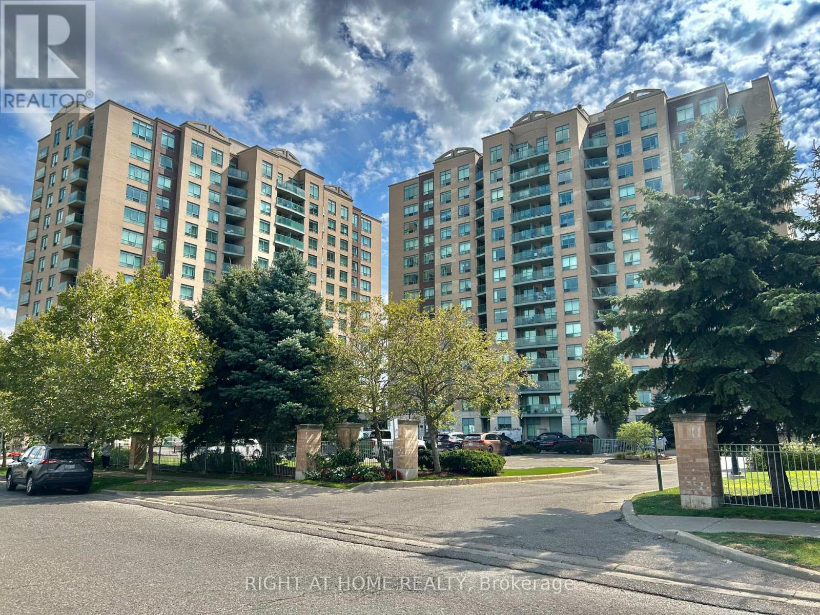 310 - 11 Oneida Crescent, Richmond Hill, Ontario  L4B 0A1 - Photo 2 - N12782560