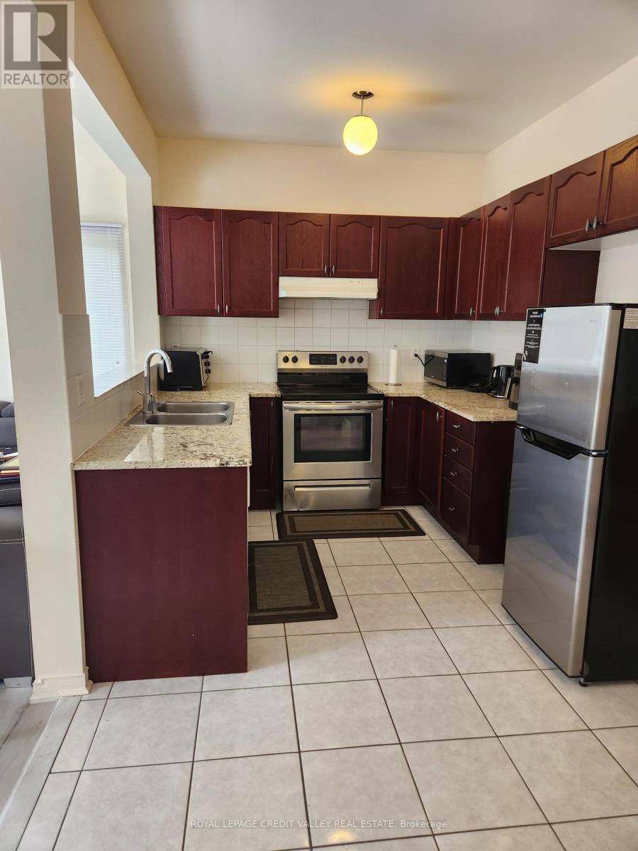 Upper - 680 Courtney Valley Road, Mississauga, Ontario  L5V 0C2 - Photo 12 - W12782422