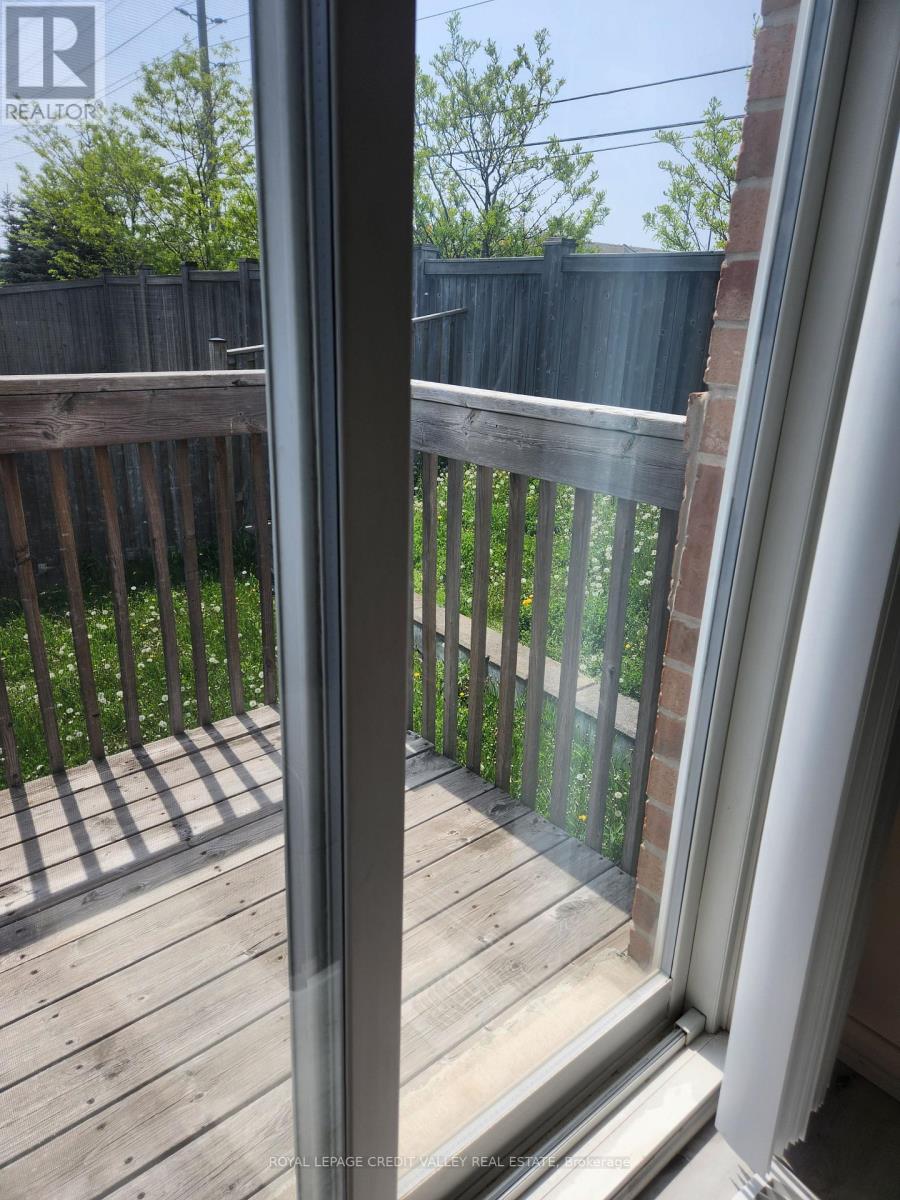 Upper - 680 Courtney Valley Road, Mississauga, Ontario  L5V 0C2 - Photo 3 - W12782422