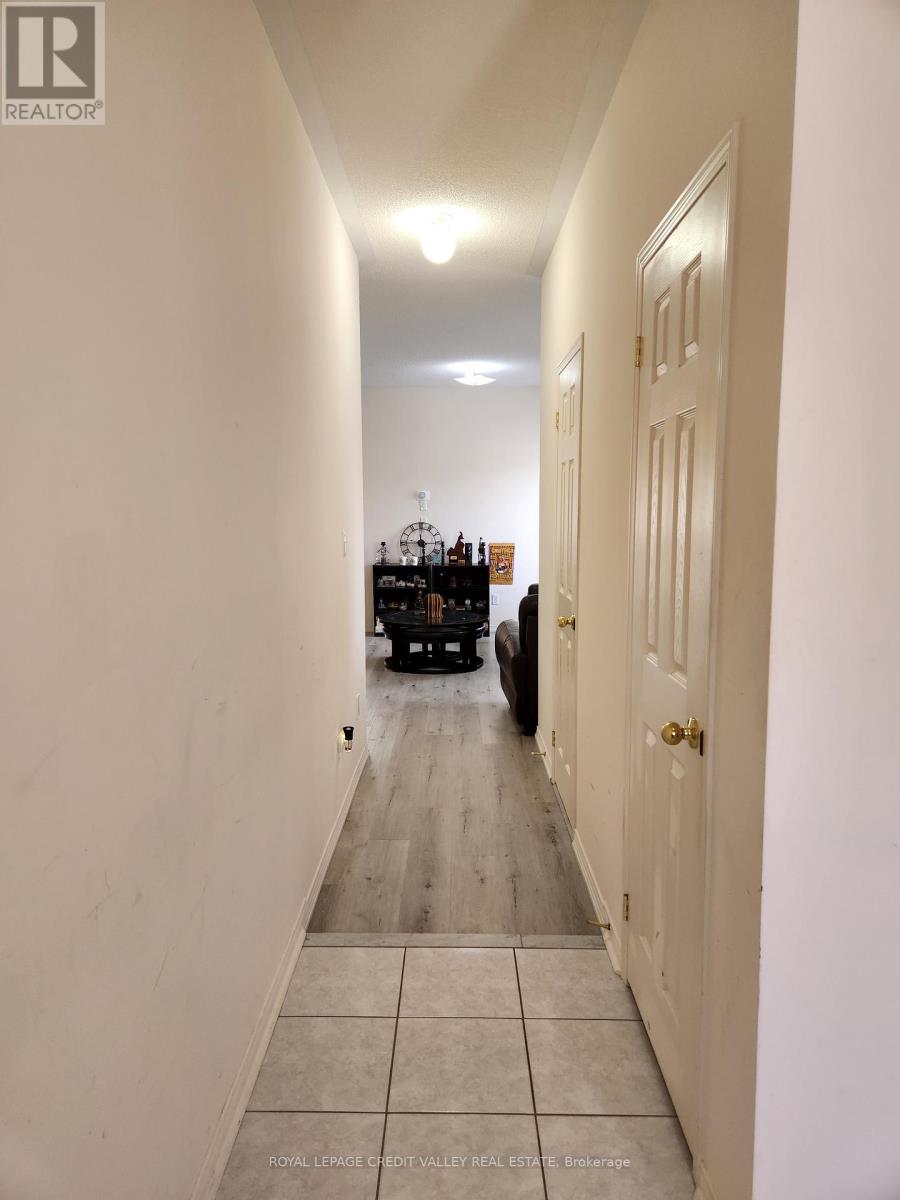 Upper - 680 Courtney Valley Road, Mississauga, Ontario  L5V 0C2 - Photo 4 - W12782422