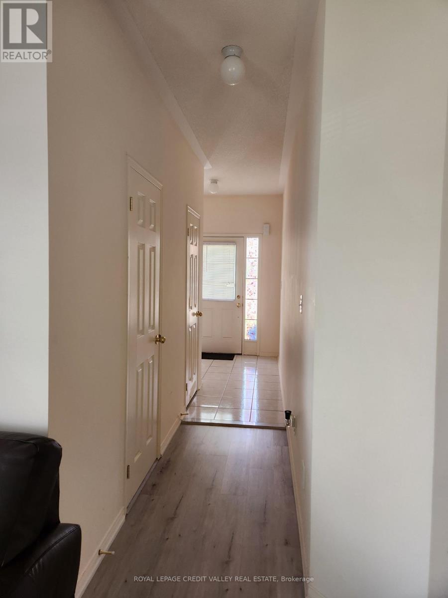 Upper - 680 Courtney Valley Road, Mississauga, Ontario  L5V 0C2 - Photo 5 - W12782422