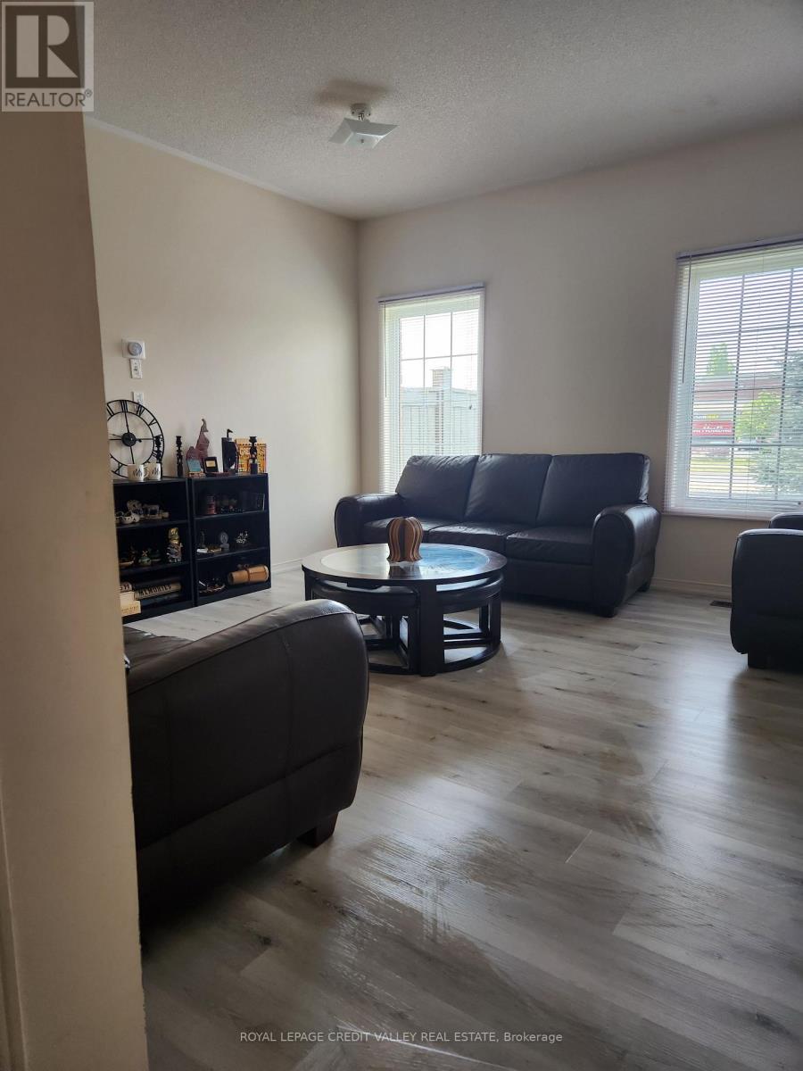 Upper - 680 Courtney Valley Road, Mississauga, Ontario  L5V 0C2 - Photo 6 - W12782422