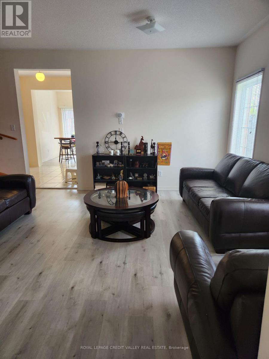 Upper - 680 Courtney Valley Road, Mississauga, Ontario  L5V 0C2 - Photo 7 - W12782422