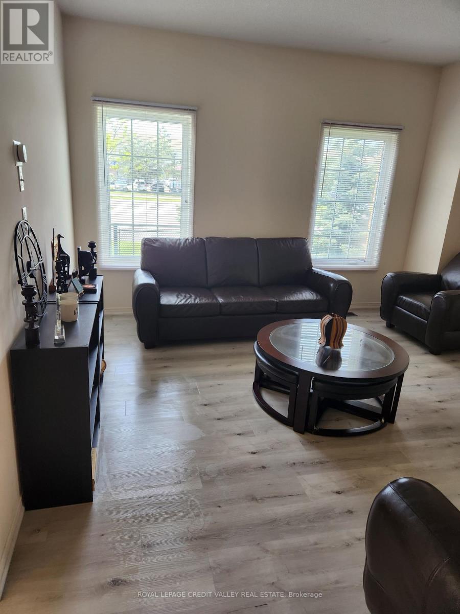 Upper - 680 Courtney Valley Road, Mississauga, Ontario  L5V 0C2 - Photo 8 - W12782422