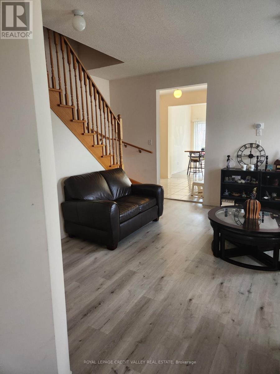 Upper - 680 Courtney Valley Road, Mississauga, Ontario  L5V 0C2 - Photo 9 - W12782422