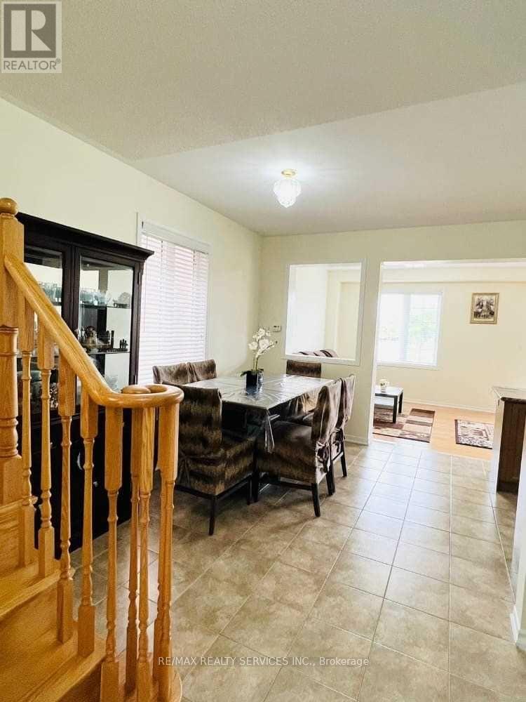 19 Sussexvale Drive, Brampton (Sandringham-Wellington), Ontario  L6R 3S1 - Photo 11 - W12782520