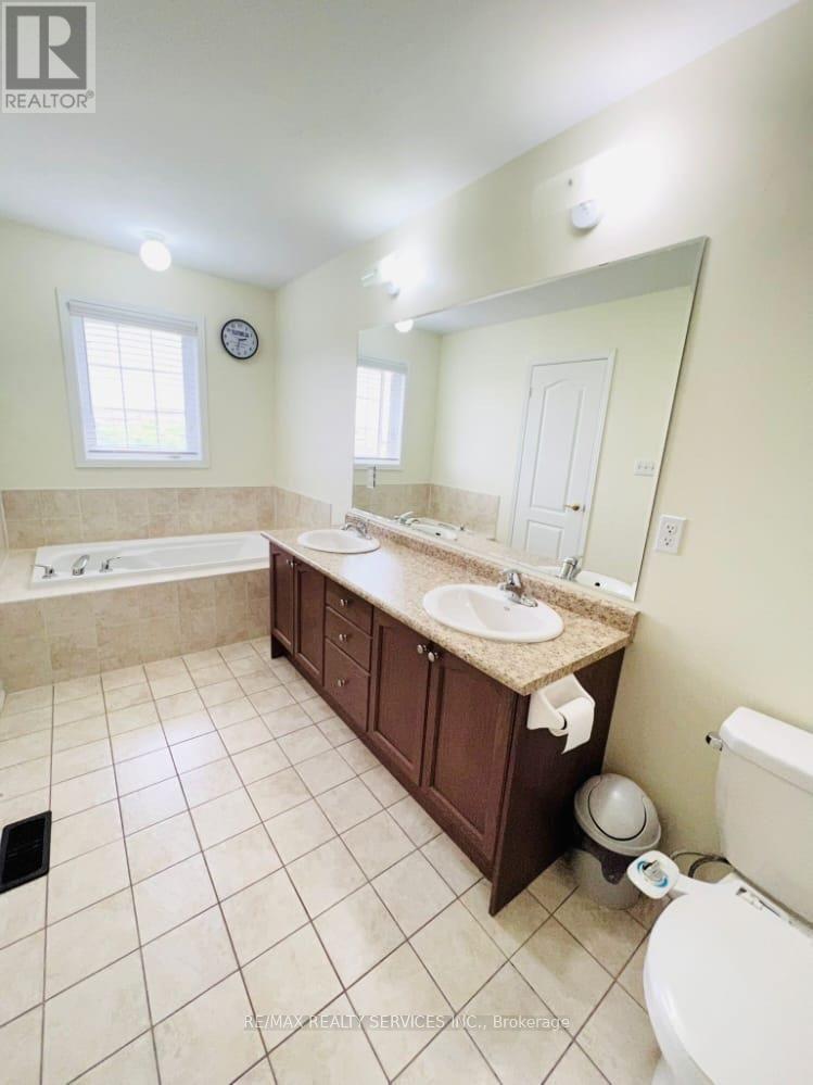 19 Sussexvale Drive, Brampton (Sandringham-Wellington), Ontario  L6R 3S1 - Photo 14 - W12782520