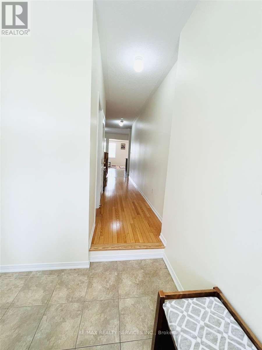 19 Sussexvale Drive, Brampton (Sandringham-Wellington), Ontario  L6R 3S1 - Photo 2 - W12782520