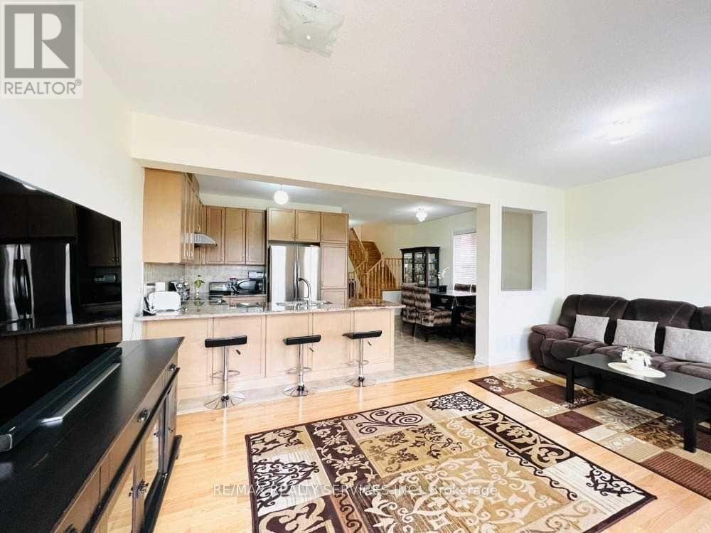 19 Sussexvale Drive, Brampton (Sandringham-Wellington), Ontario  L6R 3S1 - Photo 3 - W12782520