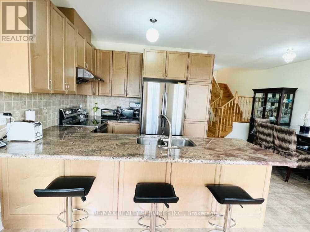 19 Sussexvale Drive, Brampton (Sandringham-Wellington), Ontario  L6R 3S1 - Photo 4 - W12782520